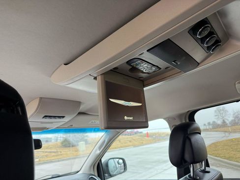 Used 2013 Chrysler Town & Country Touring FWD image 16
