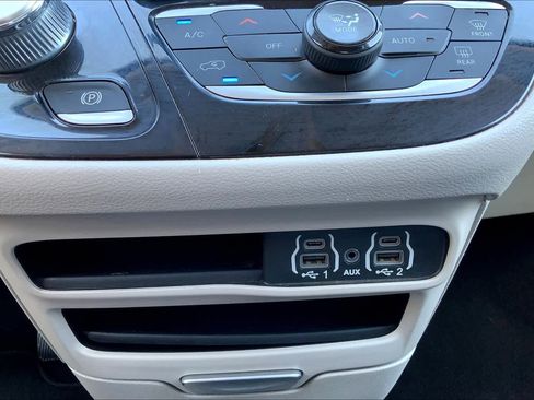 Used 2024 Chrysler Pacifica Touring-L FWD image 35