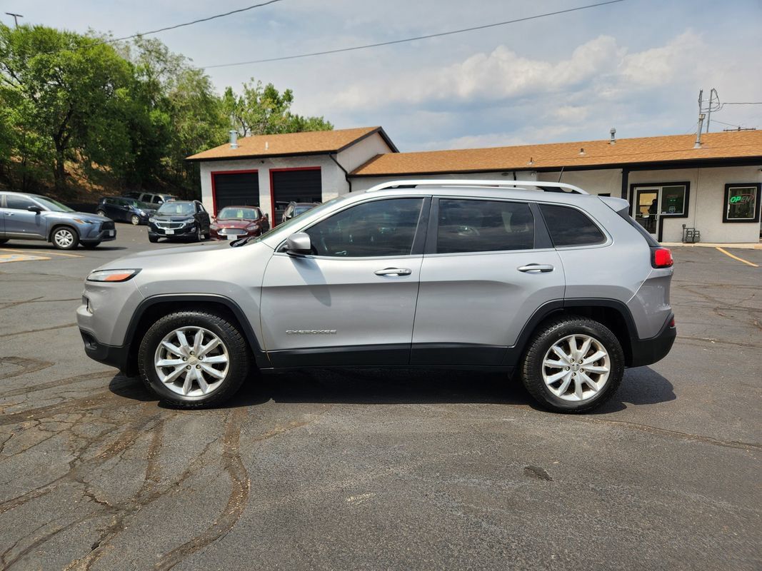 Used 2017 Jeep Cherokee Limited w/ Trailer Tow Group AWD/4WD image 8