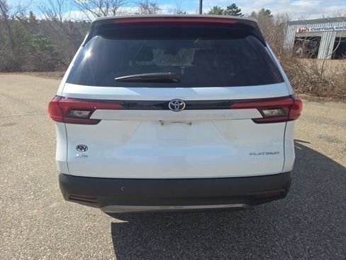 Used 2024 Toyota Grand Highlander AWD image 4