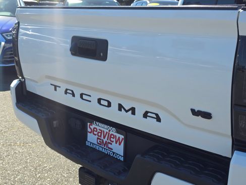 Used 2018 Toyota Tacoma TRD Sport RWD image 13
