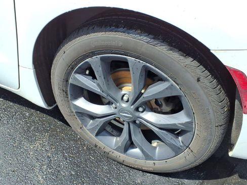 Used 2020 Chrysler Pacifica Touring-L w/ S Appearance Package FWD image 9
