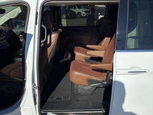 Used 2017 Chrysler Pacifica Limited w/ UConnect Theater Package image 15