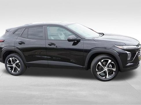 Used 2024 Chevrolet Trax RS w/ Driver Confidence Package FWD image 3