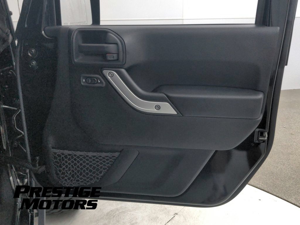 Used 2015 Jeep Wrangler Unlimited Rubicon w/ Connectivity Group AWD/4WD image 25