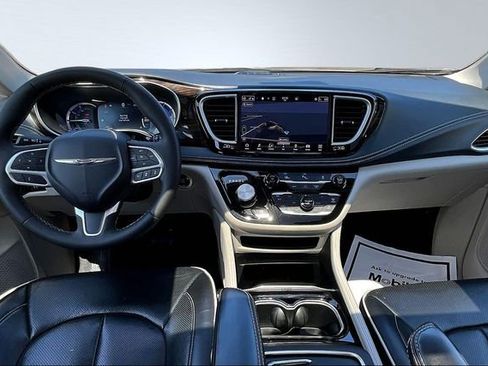Used 2023 Chrysler Pacifica Limited image 8