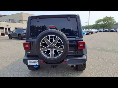 Used 2023 Jeep Wrangler Unlimited Sahara w/ Cold Weather Group AWD/4WD image 7