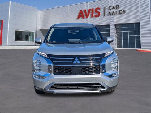 Used 2025 Mitsubishi Outlander SE image 13