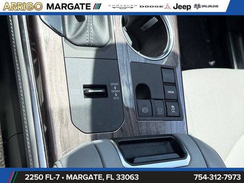 Used 2024 Toyota Highlander Platinum FWD image 32