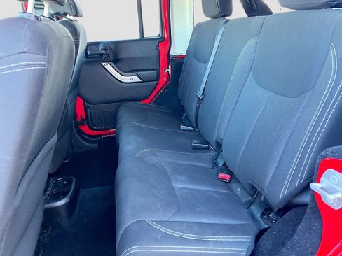 Used 2015 Jeep Wrangler Unlimited Sahara w/ Dual Top Group AWD/4WD image 21