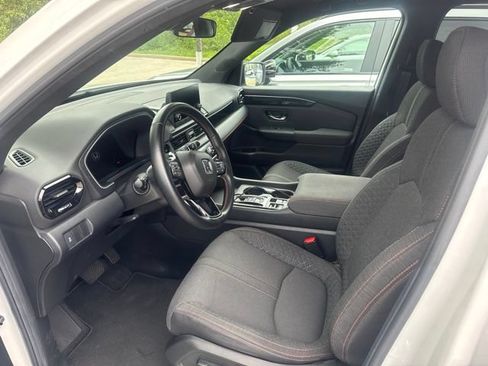 Used 2025 Honda Pilot Sport image 2