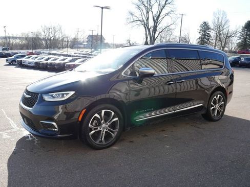 Used 2021 Chrysler Pacifica Pinnacle image 2