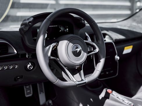 Used 2025 McLaren Artura Spider image 38