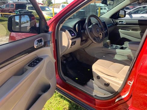 Used 2011 Jeep Grand Cherokee Laredo image 3