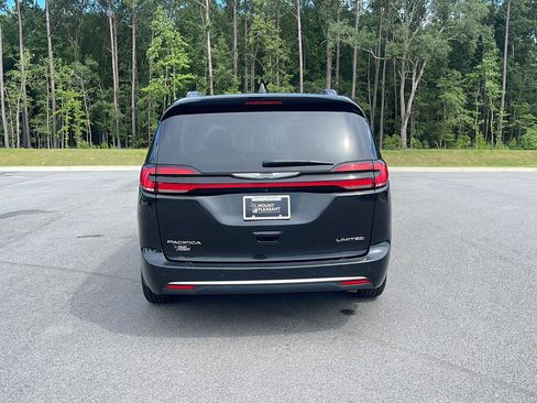Used 2023 Chrysler Pacifica Limited FWD image 8