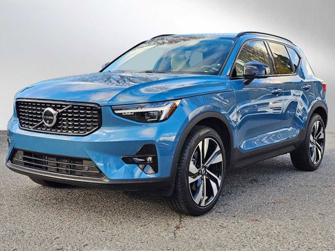 Certified 2024 Volvo XC40 B5 Plus w/ Protection Package Premier image 3