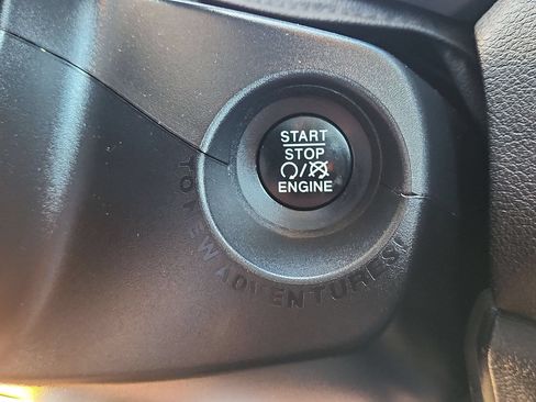 Used 2015 Jeep Renegade Trailhawk w/ Popular Equipment Group AWD/4WD image 20
