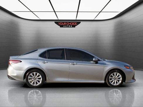 Used 2018 Toyota Camry LE image 4