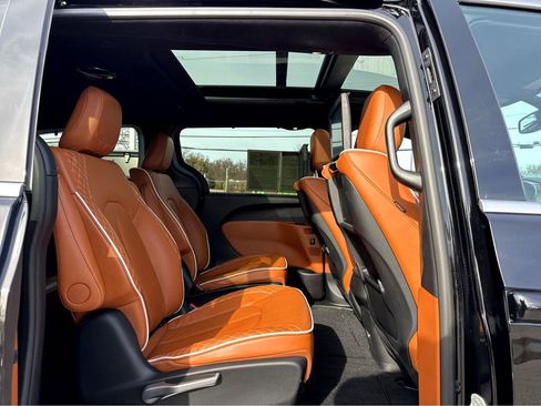 Used 2024 Chrysler Pacifica Pinnacle image 9