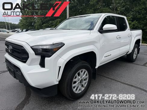 Used 2025 Toyota Tacoma SR5 AWD/4WD image 1