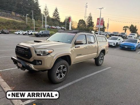 Used 2017 Toyota Tacoma TRD Sport w/ Premium & Technology Package AWD/4WD image 1