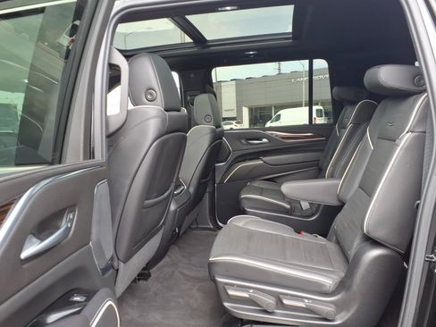 Used 2024 Cadillac Escalade ESV Premium Luxury AWD/4WD image 15