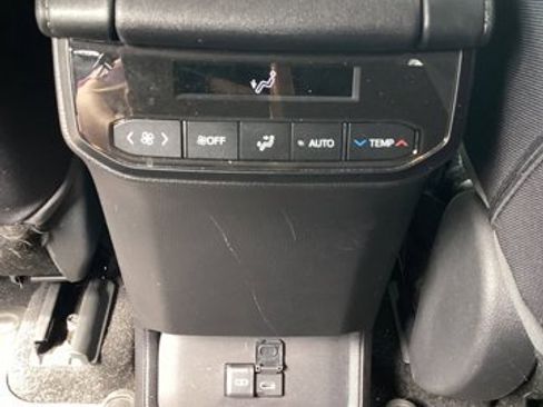 Used 2023 Toyota Highlander L image 17