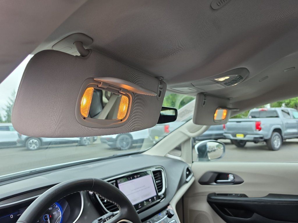Used 2023 Chrysler Pacifica Touring-L FWD image 12