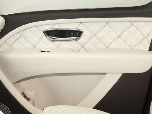 Used 2022 Bentley Bentayga AWD/4WD image 16