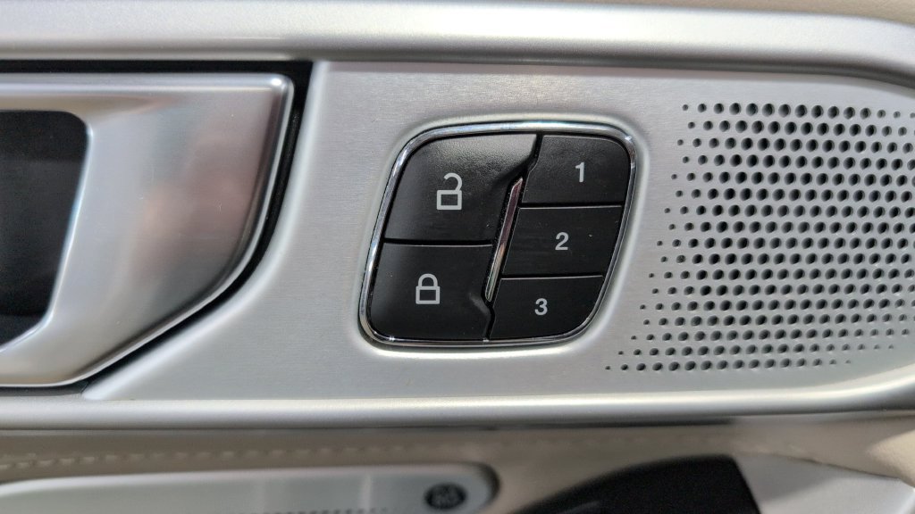 Used 2023 Ford Explorer Limited AWD/4WD image 8