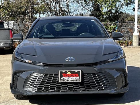 Used 2025 Toyota Camry SE image 7