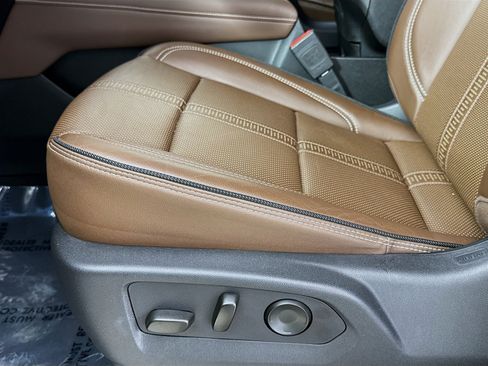 Used 2025 Chevrolet Suburban High Country AWD/4WD image 22