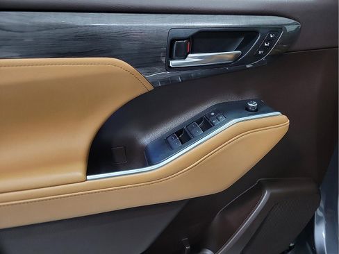 Certified 2022 Toyota Highlander Platinum image 11