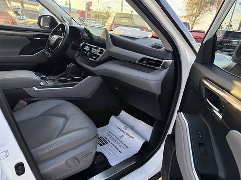 Certified 2022 Toyota Highlander Platinum image 28