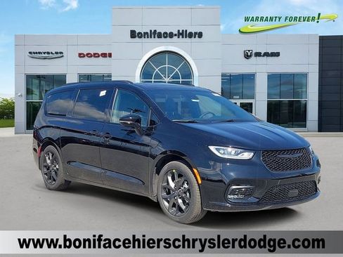 New 2026 Chrysler Pacifica Limited image 1