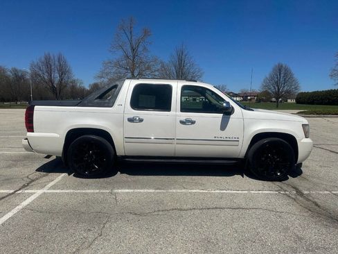 Used 2010 Chevrolet Avalanche LTZ AWD/4WD image 3