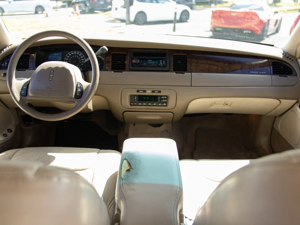 Used 2000 Lincoln Town Car Executive RWD image 28