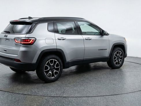 Used 2025 Jeep Compass Trailhawk image 9