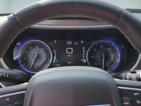 Used 2023 Chrysler Pacifica Touring-L FWD image 16