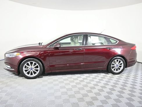 Used 2017 Ford Fusion SE w/ Fusion SE Technology Package FWD image 2