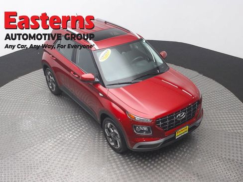 Used 2024 Hyundai Venue SEL FWD image 3