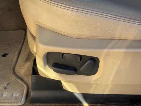 Used 2016 Land Rover LR4 HSE Silver Edition image 4