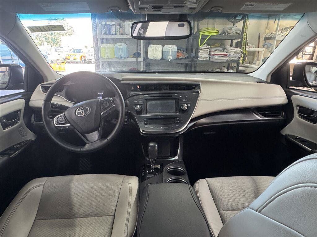 Used 2018 Toyota Avalon Limited FWD image 3