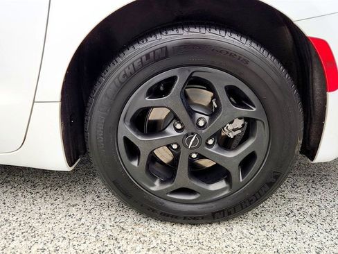 Used 2024 Chrysler Pacifica Hybrid S Appearance Pkg image 9