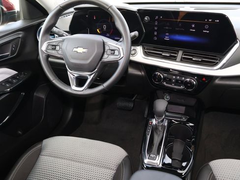 Used 2025 Chevrolet Trax LT w/ LT Convenience Package image 10