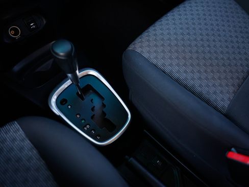 Used 2016 Toyota Yaris L image 39