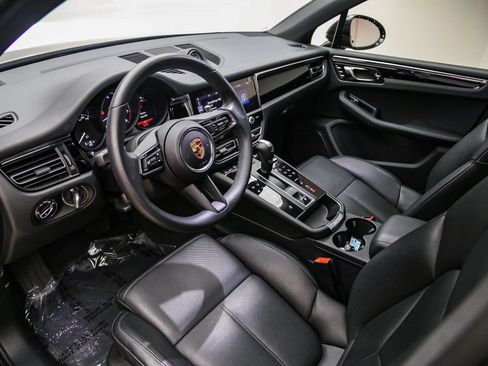 Certified 2025 Porsche Macan AWD/4WD image 4