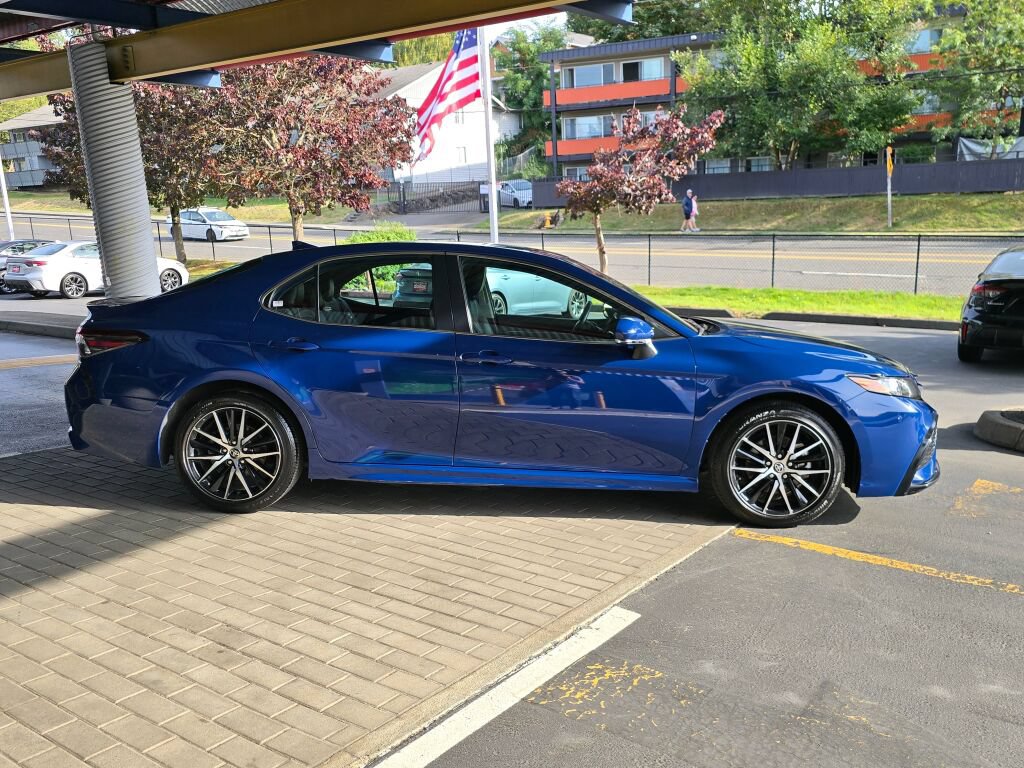 Used 2024 Toyota Camry SE w/ Cold Weather Package FWD image 4
