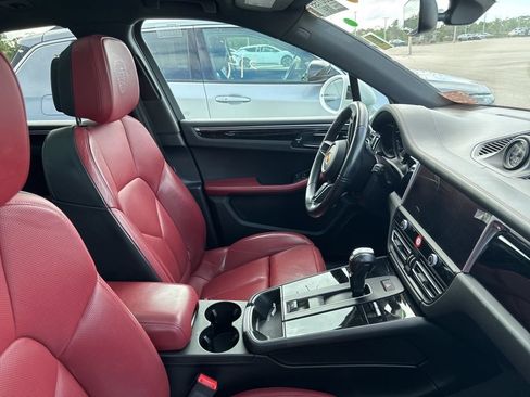 Used 2023 Porsche Macan Turbo image 11