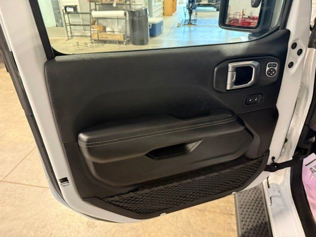 Used 2022 Jeep Wrangler Unlimited Sahara AWD/4WD image 40